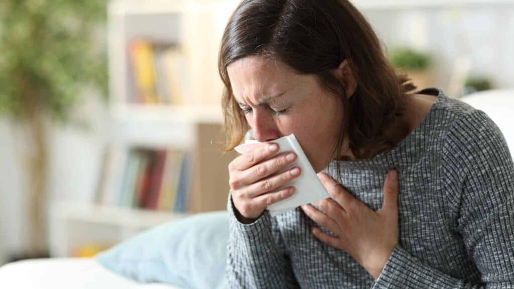 Mulher tossindo com pano, sintomas de gripe ou resfriado, saúde e clima.