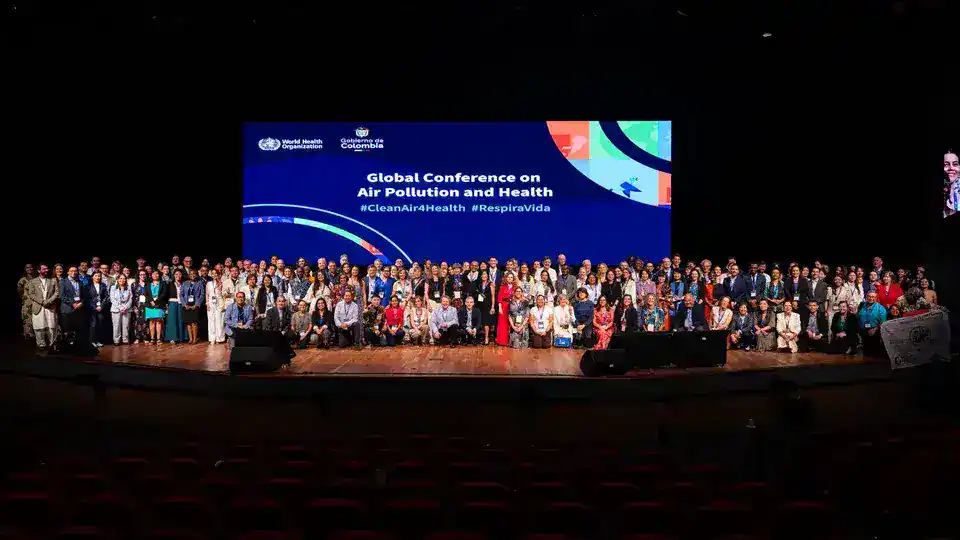 Grupo de médicos e profissionais de saúde em evento sobre clima e saúde do ar.