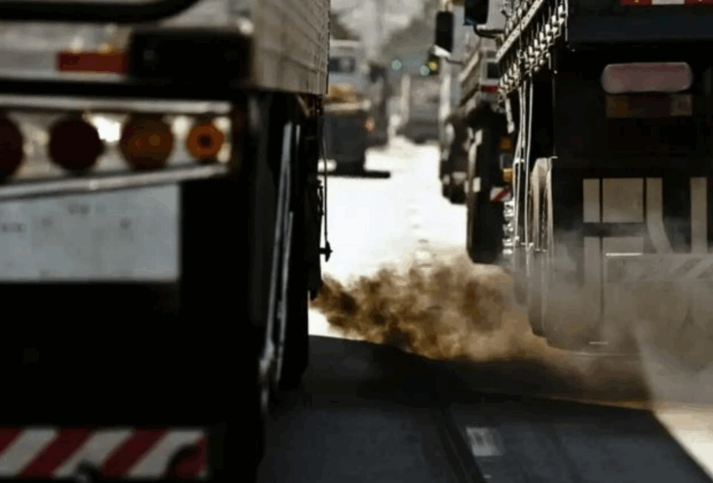 Poluição do ar por veículos no trânsito urbano, preocupação ambiental e saúde pública.
